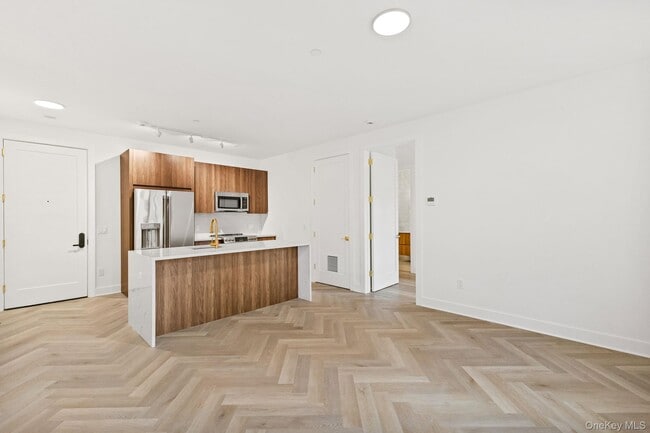 Building Photo - 100 E Putnam Ave Unit 304