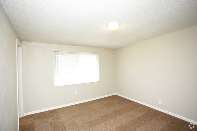 3BR, 1.5BA - 1100 SF