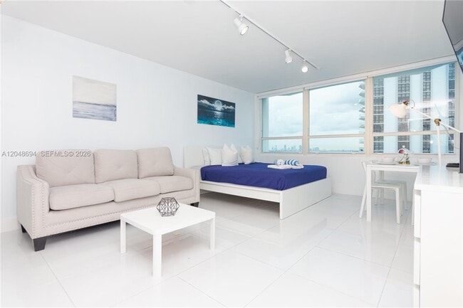 Building Photo - 5445 Collins Ave Unit 908