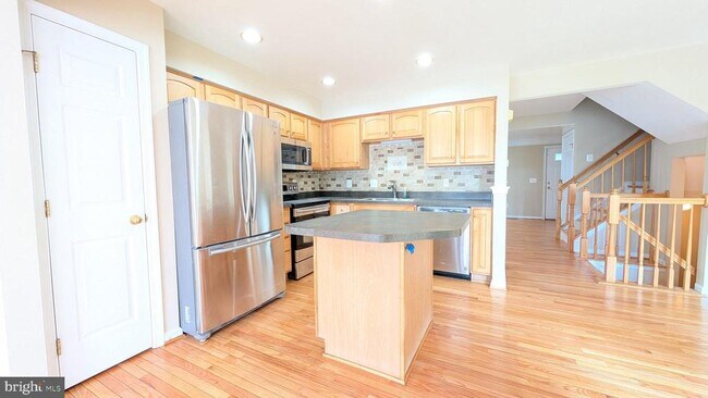 Photo - 211 Shirley Square SE