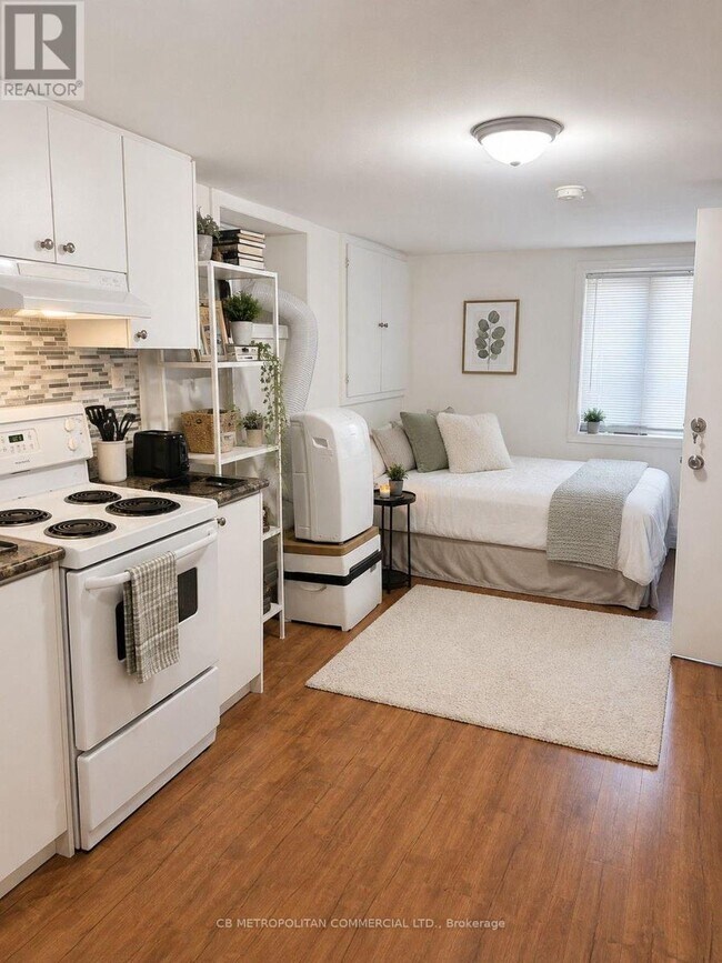 827 Dupont St