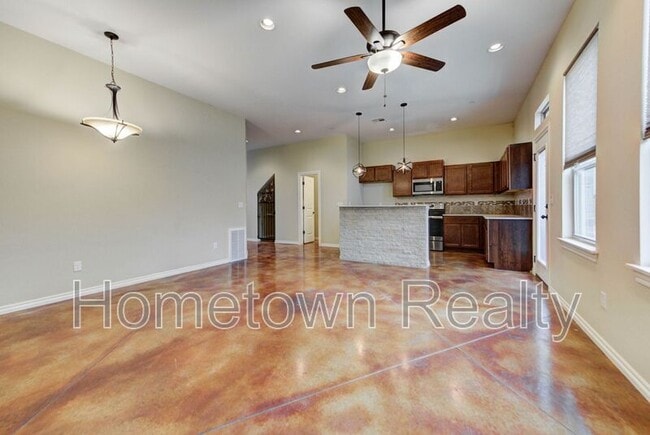 Photo - 463 S Fretz Ave