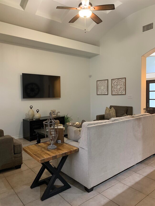 Photo - 307 Michoacan Loop