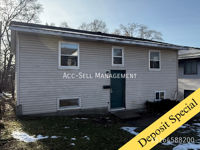 Photo - 530 Hall St SE