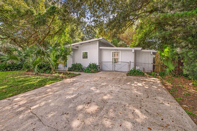 Photo - 901 S Madison Dr