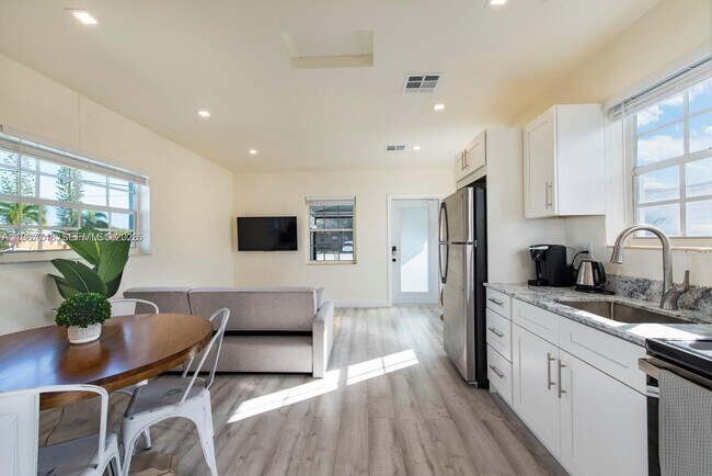 Building Photo - 115 SE 2nd St Unit 1-2