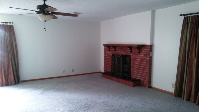 Sala de estar con chimenea y leños decorativos. - 2 Harris Rd Unidad Upper