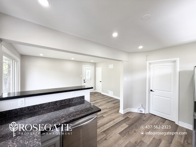 Photo - Spacious 3-Bedroom Main Level Apartment with Shared Laundry – Scarborough Unité 1