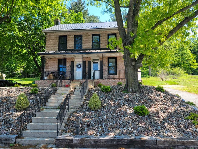 Photo - 622 E Main St House