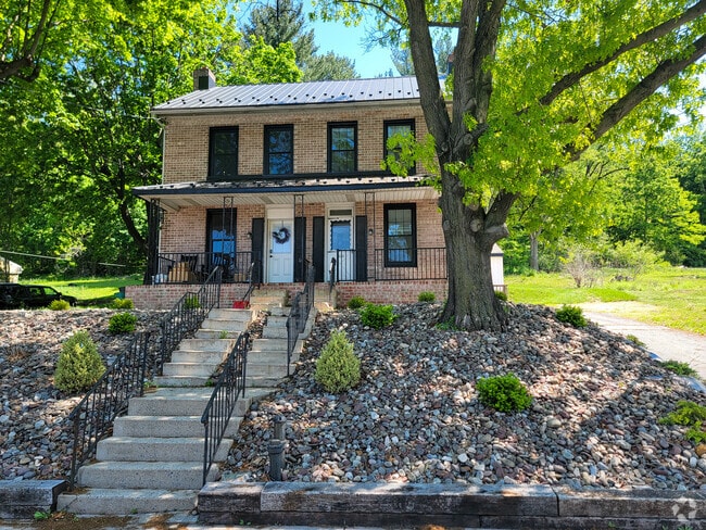 Building Photo - 622 E Main St Rental