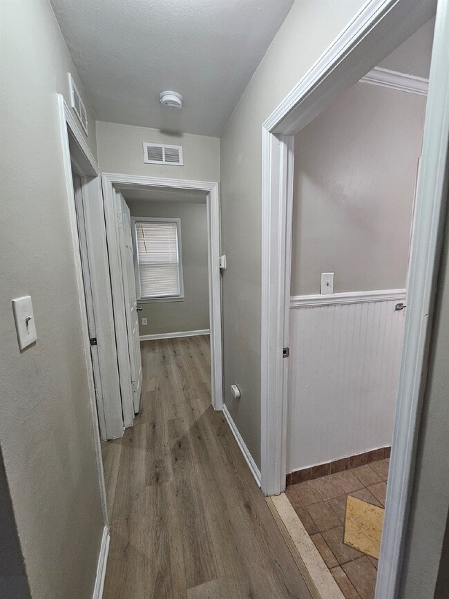 Photo - 3 Bedroom Large Bungalow w/ Attached 2 Car...