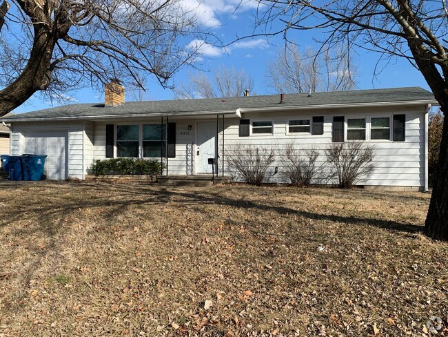 Building Photo - Adorable home ready for a family to move i...