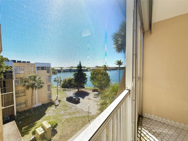 Photo - 920 NE 199th St Unit 4J