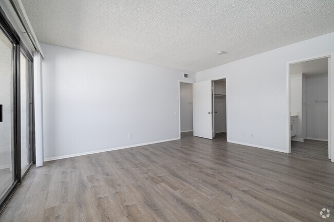 2BR, 2BA - 1,005SF - Primary Bedroom