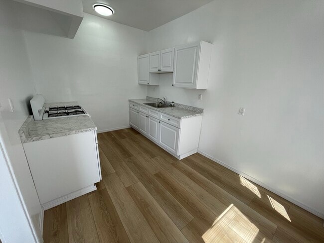 Building Photo - 919 S. Manhattan Pl Rental