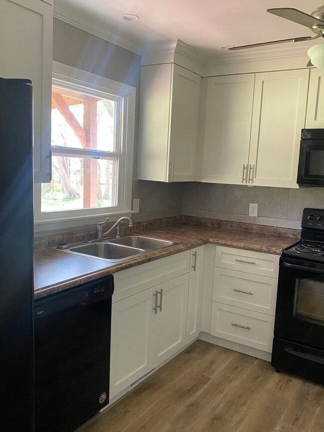 Photo - 3 Bed 1.5 Bath Cozy Country Home! - Muscle Shoals, AL