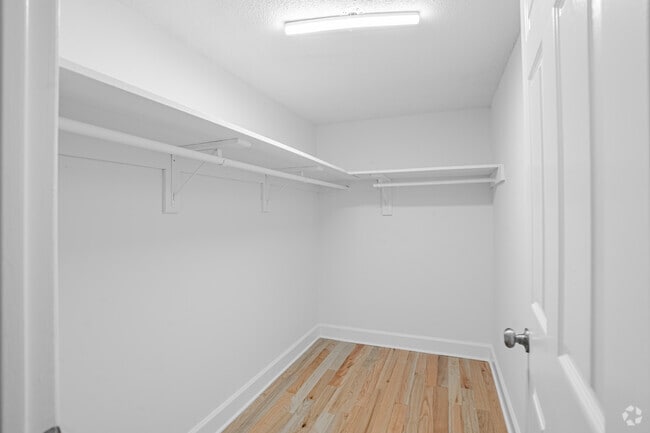 1BR, 1BA - 870SF - Walk-In Closet