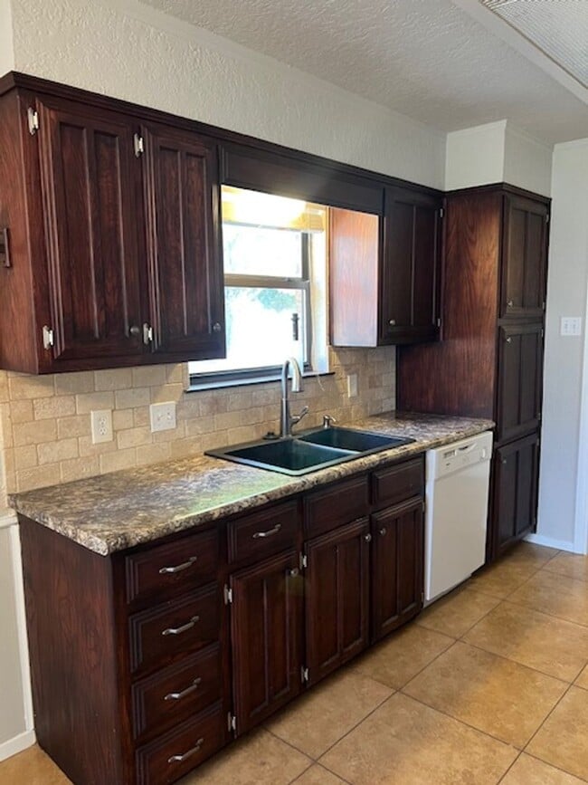 Photo - 608 Crestwood Dr