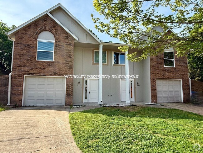 Building Photo - Large Updated 3 Bedroom/2 Bath Duplex in L... Rental