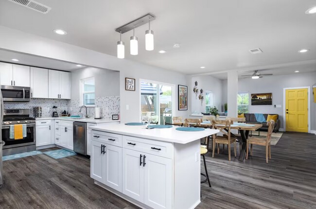 Photo - Updated 3/2 close to downtown