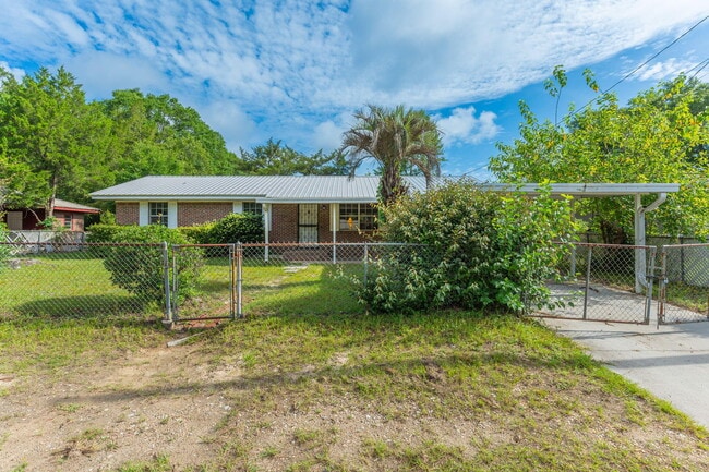 Photo - 421 Quebec Ave