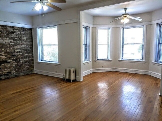 Building Photo - 709 W Cornelia Ave Unit 2