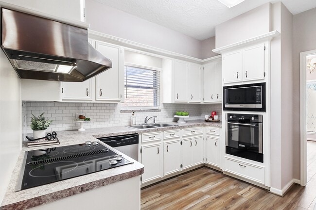 Photo - 5402 Summerfield Ln