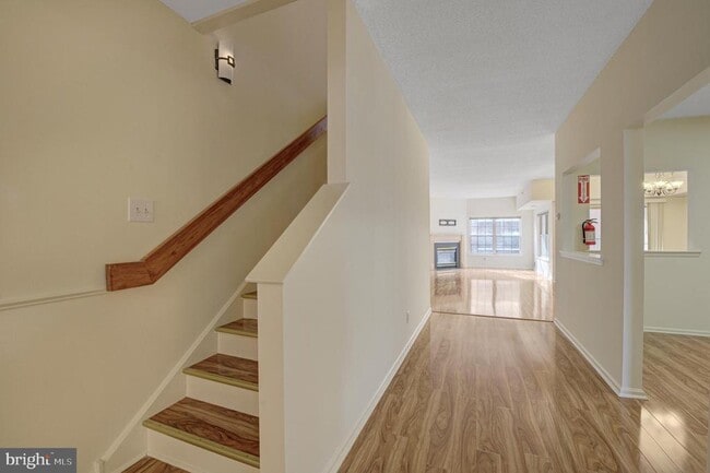 Photo - 6146 Main St