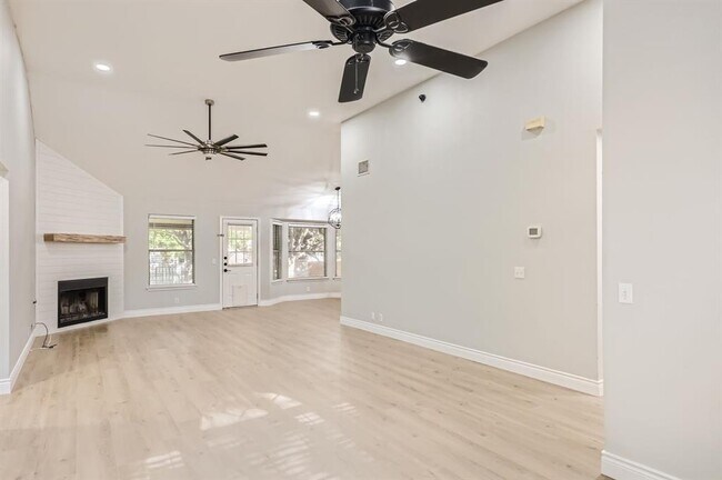 Photo - 201 Orchard Way