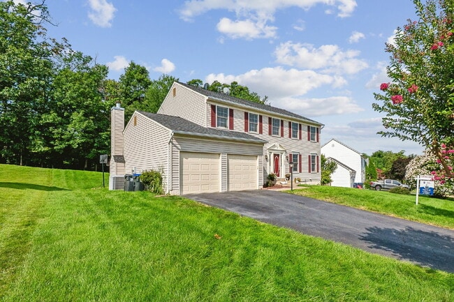 Building Photo - Beautifully updated and spacious 5-bedroom, 3.5-bath home for rent in the heart of Woodbridge