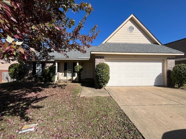 Building Photo - Renovated 3 Bedroom 2 Bath Home for Rent with 2 Car Garage!