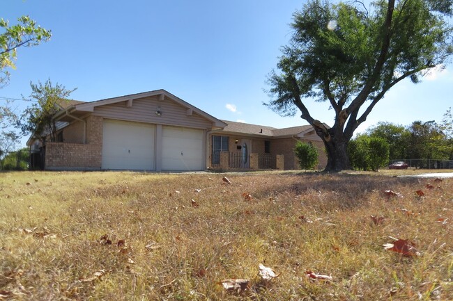 Updated 3-Bed Home on Nearly an Acre in Ki... - Updated 3-Bed Home on Nearly an Acre in Ki...