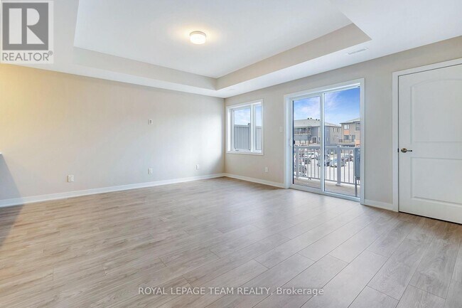 Photo - 904 Parnian Private