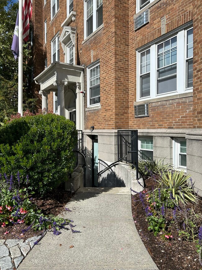 1 Langdon St Unit 6
