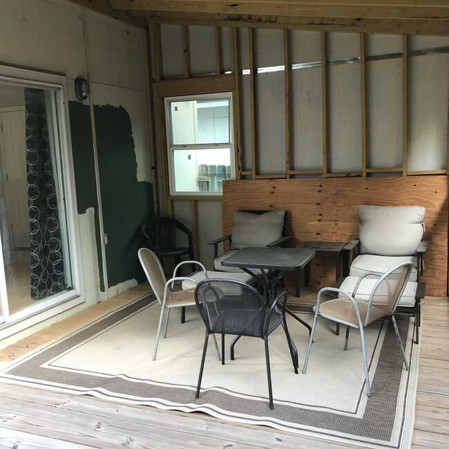 Back porch. Half covered, half open - 1547 Nicholson Dr Casa