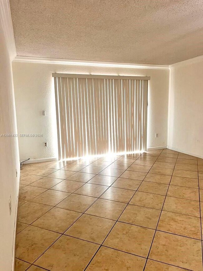 Photo - 401 NW 72nd Ave Unidad 304B
