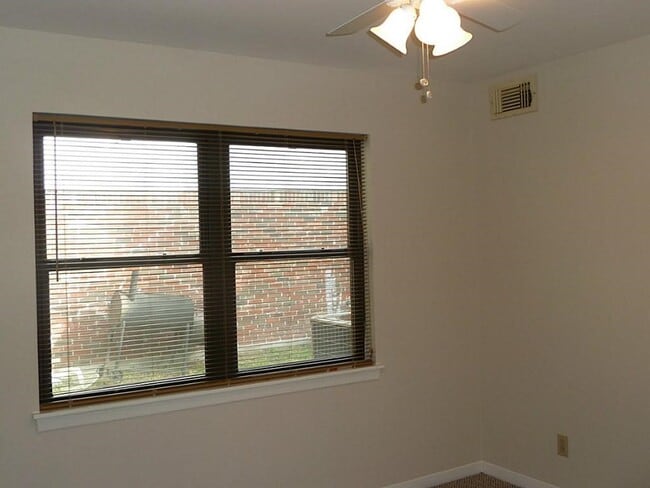 Building Photo - 9122 Western Dr