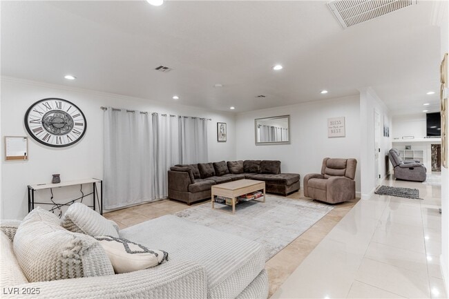 Photo - 2121 Rosanna St