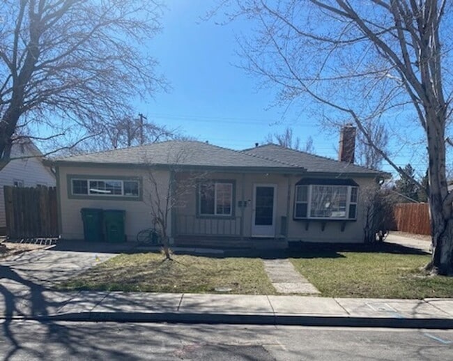 Building Photo - Sweet 4 bd, 2 bath, 2+car garage near MidTown