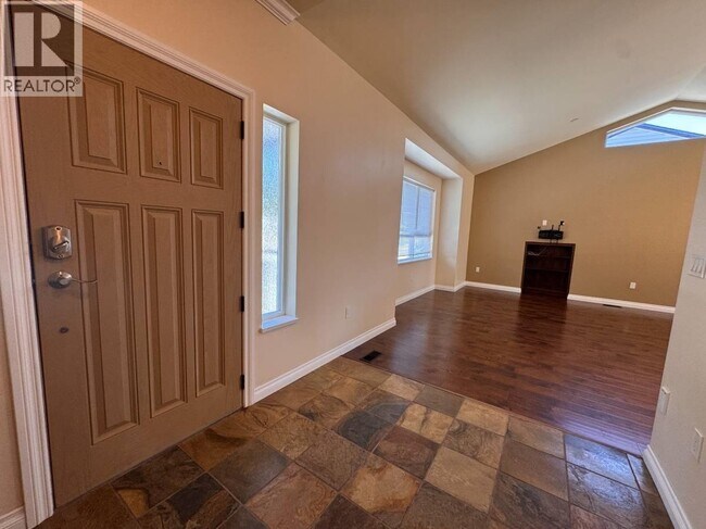 Photo - 21292-21123 123 Ave