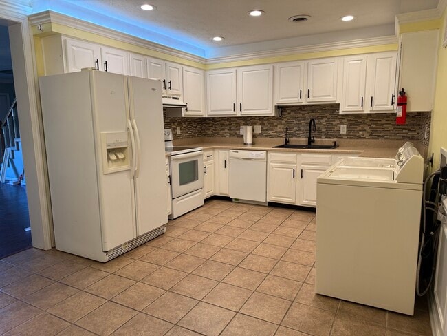Building Photo - 1591 Kenmore Dr Rental