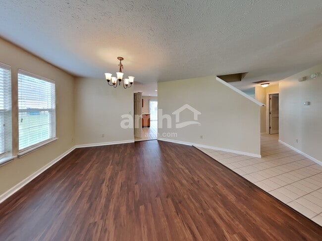 Photo - 529 Austrian Way