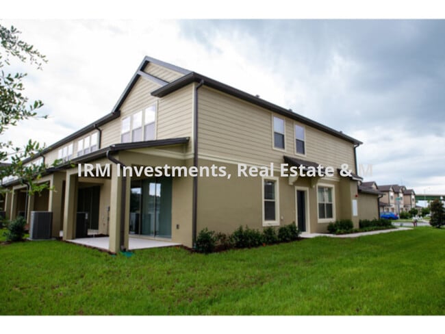 Building Photo - 3 Bedroom Townhouse, corner unit