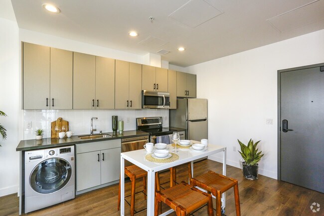 1BR, 1BA - 627 SF