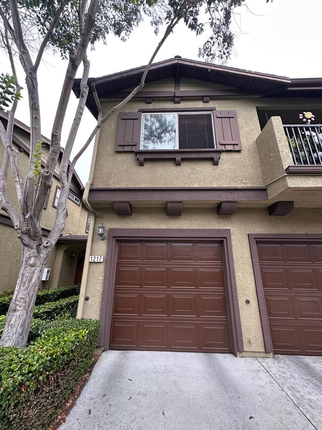 Building Photo - FOR RENT – Modern Townhome in Eastlake