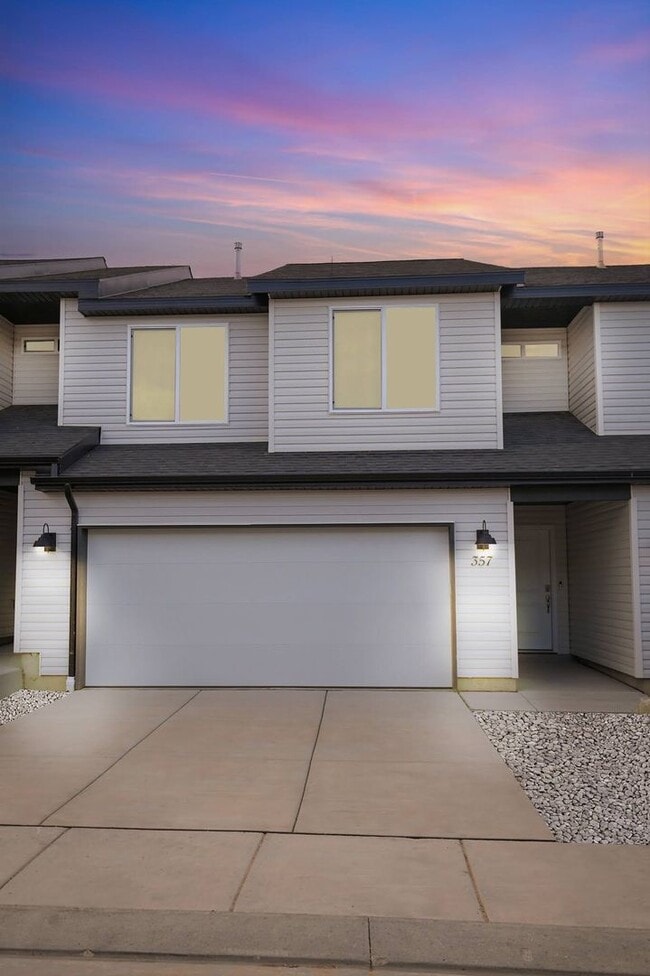 Building Photo - Beautiful 4 bedroom 2.5 bathroom townhome in Cedar City!