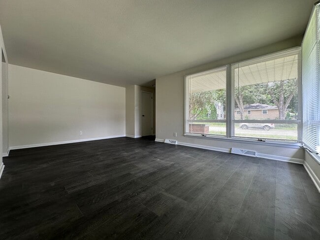 Photo - 490 St Bernard Dr