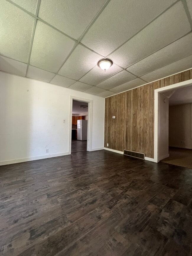 Building Photo - Three Bedroom,  2 Bathroom Apartment near ... Unit 824