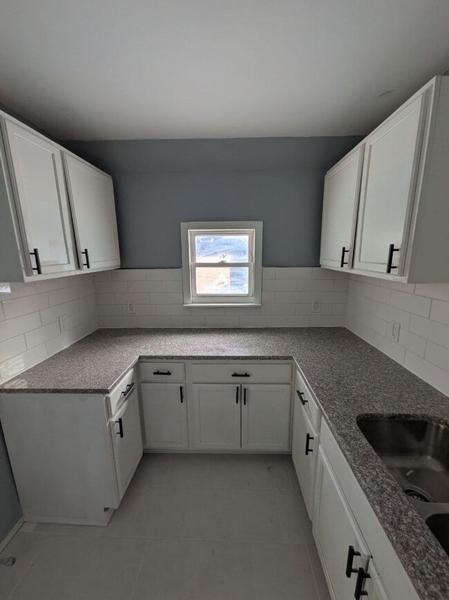 Photo - Large 4 bedroom 1.5 bathroom- EDEN and CMHA Section 8 Welcomed.