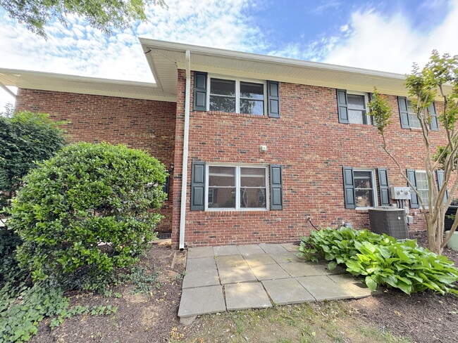 Building Photo - Comfortable Unit E